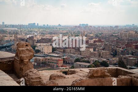 Panorama-Luftaufnahme der Innenstadt von Kairo, Ägypten von der Zitadelle von Kairo aus gesehen Stockfoto