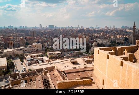 Panorama-Luftaufnahme der Innenstadt von Kairo, Ägypten von der Zitadelle von Kairo aus gesehen Stockfoto