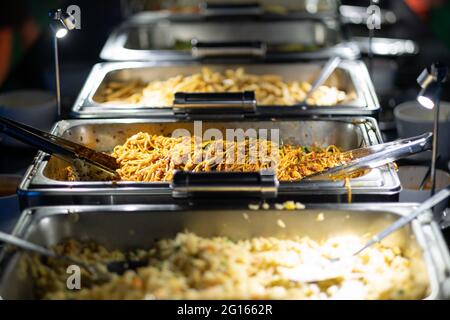 Buffet Essen, Catering Essen Party im Restaurant, Mini Canapes, Snacks und Vorspeisen Stockfoto
