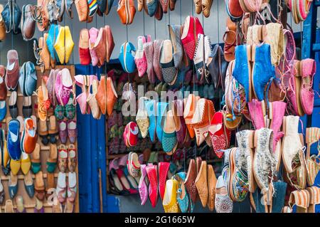 Bunte Schuhe hängen vor einem Marktstand in einem Souk. Stockfoto
