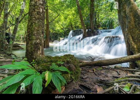 Huai Mae Khamin Wasserfall in Kanchanaburi, Thailand, schöner Wasserfall Stockfoto