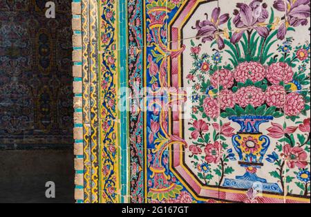 Detail einer gefliesten Wand mit floralem Design in der Nasir-ol-Molk Moschee (rosa Moschee). Shiraz, Provinz Fars, Iran Stockfoto