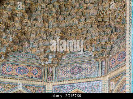 Muqarnas der Nasir-ol-molk-Moschee. Shiraz, Provinz Fars, Iran Stockfoto