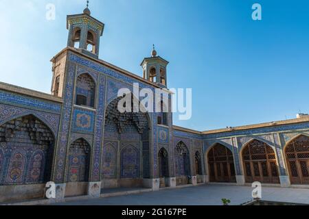 Innenhof der Nasir ol-Molk Moschee (Rosa Moschee) in Shiraz, Provinz Fars, Iran Stockfoto