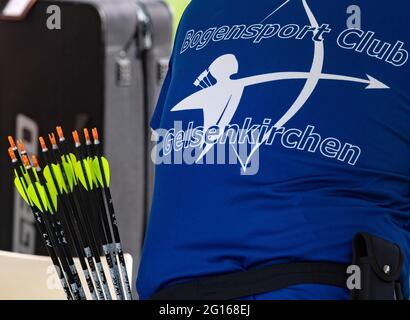 Berlin, Deutschland. Juni 2021. Bogenschießen: Deutsche Meisterschaft: Ein Gelsenkirchener Athlet wartet auf den Start des Wettkampfes. Quelle: Paul Zinken/dpa-Zentralbild/dpa/Alamy Live News Stockfoto