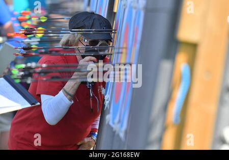 Berlin, Deutschland. Juni 2021. Bogenschießen: Deutsche Meisterschaft: Ein Richter überprüft einen Treffer eines Athleten. Quelle: Paul Zinken/dpa-Zentralbild/dpa/Alamy Live News Stockfoto