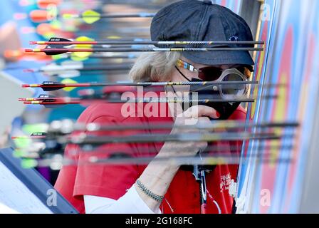 Berlin, Deutschland. Juni 2021. Bogenschießen: Deutsche Meisterschaft: Ein Richter überprüft einen Treffer eines Athleten. Quelle: Paul Zinken/dpa-Zentralbild/dpa/Alamy Live News Stockfoto