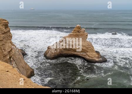 Felsformation vor der Küste des Paracas National Reserve in Peru Stockfoto