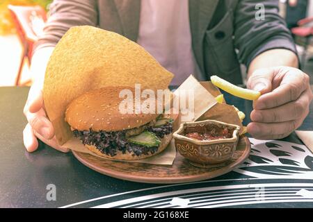 Snack mit Gemüse und Salatblätter mit Pommes frites. Unscharfer Hintergrund. Weicher, selektiver Fokus Stockfoto