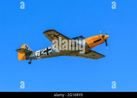 Ein Messerschmitt Bf 108 'Taifun'-Flugzeug, bemalt, um wie ein 109 Kampfflugzeug aus der Zeit des Zweiten Weltkriegs zu wirken, am Himmel auf einer Flugschau Stockfoto