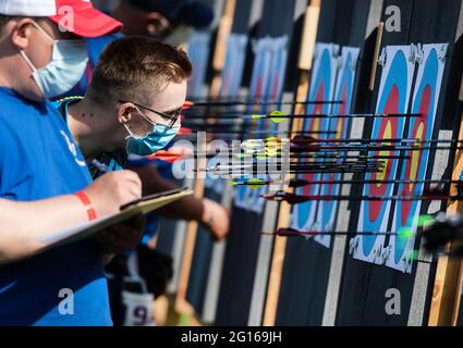 Berlin, Deutschland. Juni 2021. Bogenschießen: Deutsche Meisterschaft: Athleten überprüfen ihre Treffer auf dem Ziel. Quelle: Paul Zinken/dpa-Zentralbild/dpa/Alamy Live News Stockfoto