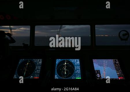 Frachtschiff fährt zum Port Said POB-Bahnhof für den Eingang zum Suez-Kanal unter dem Kommando des Meisters. Neue Schiffe mit 2 ARPA-Radargeräten und 2 ECDIS Stockfoto