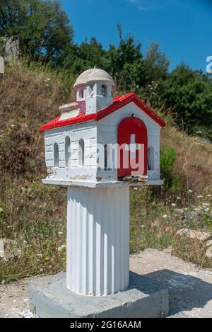 Kandylakia - typischer griechischer Miniatur-Schrein am Straßenrand Stockfoto