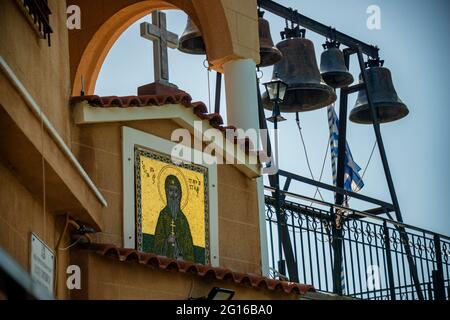 Glocken auf Aussichtsplattform im Kloster Agios Patapios (Moni Osiou Patapiou) in der Nähe von Loutraki Stockfoto