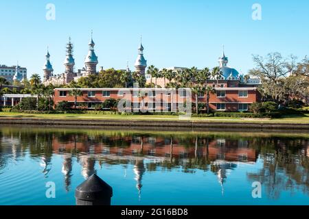 Henry B. Plant Museum spiegelt sich im Hillsborough River in Tampa, Florida, USA Stockfoto