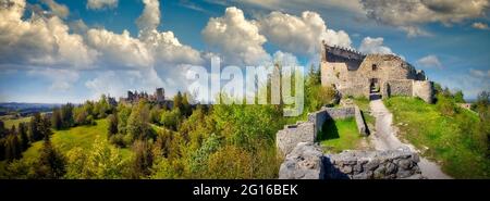 DE - BAYERN/SCHWABEN: Burg Eisenberg bei Pfrontem mit Burg Hohenfreyberg im Hintergrund, Oberallgäu (HDR-Foto) Stockfoto