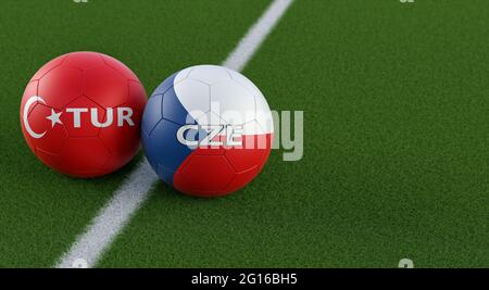 Türkei gegen Tschechische Republik Fußballspiel - Lederbälle in den Nationalfarben der Türkei und der Tschechischen Republik auf einem Fußballfeld. Stockfoto