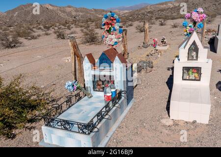 Gräber auf einem Friedhof in San Carlos, Provinz Salta, Argentinien Stockfoto