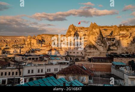 Göreme, Türkei - 16. August 2021 - wunderschöne Panorama-Sonnenuntergangsansicht von Hotels und Restaurants, die bei Sonnenuntergang in den typischen Kappadokien-Feenkamin eingebaut sind Stockfoto