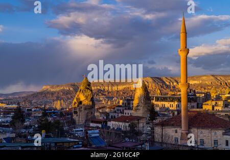 Göreme, Türkei - 16. August 2021 - wunderschöne Panorama-Sonnenuntergangsansicht von Hotels und Restaurants, die bei Sonnenuntergang in den typischen Kappadokien-Feenkamin eingebaut sind Stockfoto