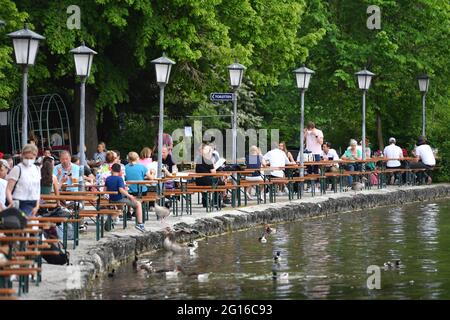 München, Deutschland. Juni 2021. Eröffnung des Outdoor-Catering in Bayern. Gut besuchter Biergarten vom Seehaus im Englischen Garten am Kleinhesseloher See in München, Gäste, Besucher. Englischer Garten Biergarten in München, Gäste, Besucher. Kredit: dpa/Alamy Live Nachrichten Stockfoto