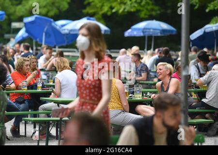 München, Deutschland. Juni 2021. Eröffnung des Outdoor-Catering in Bayern. Gut besuchter Biergarten am Chinesischen Turm im Englischen Garten in München, Gäste, Besucher. Kredit: dpa/Alamy Live Nachrichten Stockfoto