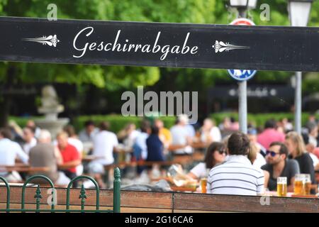 München, Deutschland. Juni 2021. Eröffnung des Outdoor-Catering in Bayern. Gut besuchter Biergarten vom Seehaus im Englischen Garten am Kleinhesseloher See in München, Gäste, Besucher. Englischer Garten Biergarten in München, Gäste, Besucher. Kredit: dpa/Alamy Live Nachrichten Stockfoto