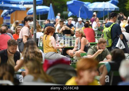 München, Deutschland. Juni 2021. Eröffnung des Outdoor-Catering in Bayern. Gut besuchter Biergarten am Chinesischen Turm im Englischen Garten in München, Gäste, Besucher. Kredit: dpa/Alamy Live Nachrichten Stockfoto