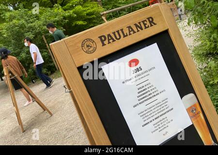 München, Deutschland. Juni 2021. Eröffnung der Gastronomie im Freien in Bayern herrscht Personalmangel, Arbeitsplätze werden angeboten, Mitarbeiter werden dringend gesucht. Teilzeit, Mini-Job, Jobs, Informationsschild vor dem Biergarten des Seehaus im Englischen Garten am Kleinhesseloher See in München, Gäste, Besucher. Englischer Biergarten in München, Quelle: dpa/Alamy Live News Stockfoto