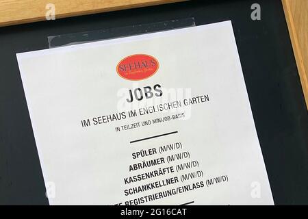 München, Deutschland. Juni 2021. Eröffnung der Gastronomie im Freien in Bayern herrscht Personalmangel, Arbeitsplätze werden angeboten, Mitarbeiter werden dringend gesucht. Teilzeit, Mini-Job, Jobs, Informationsschild vor dem Biergarten des Seehaus im Englischen Garten am Kleinhesseloher See in München, Gäste, Besucher. Englischer Biergarten in München, Quelle: dpa/Alamy Live News Stockfoto
