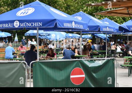 München, Deutschland. Juni 2021. Eröffnung des Outdoor-Catering in Bayern. Gut besuchter Biergarten am Chinesischen Turm im Englischen Garten in München, Gäste, Besucher. Kredit: dpa/Alamy Live Nachrichten Stockfoto