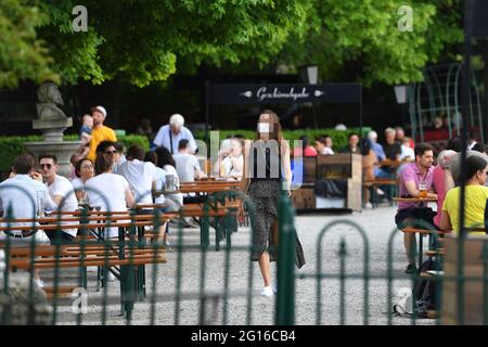 München, Deutschland. Juni 2021. Eröffnung des Outdoor-Catering in Bayern. Gut besuchter Biergarten vom Seehaus im Englischen Garten am Kleinhesseloher See in München, Gäste, Besucher. Englischer Garten Biergarten in München, Gäste, Besucher. â Credit: dpa/Alamy Live News Stockfoto