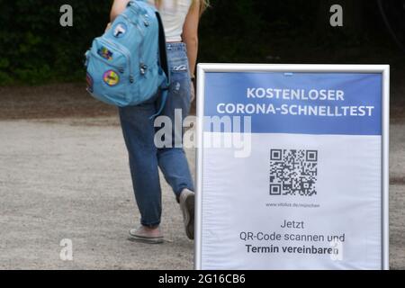 München, Deutschland. Juni 2021. Eröffnung des Outdoor-Catering in Bayern. Hinweisschild zu einem Testcenter im Biergarten des Seehauses im Englischen Garten am Kleinhesseloher See in München, Gäste, Besucher. Englischer Garten Biergarten in München, Teststation, Test, Scannen Sie den QR-Code kostenlos und vereinbaren Sie einen Termin. Kredit: dpa/Alamy Live Nachrichten Stockfoto