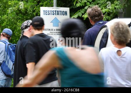München, Deutschland. Juni 2021. Eröffnung des Outdoor-Catering in Bayern. Hinweisschild zu einem Testcenter im Biergarten des Seehauses im Englischen Garten am Kleinhesseloher See in München, Gäste, Besucher. Englischer Garten Biergarten in München, Teststation, Test, kostenlos und ohne Termin. Kredit: dpa/Alamy Live Nachrichten Stockfoto