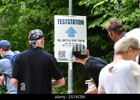 München, Deutschland. Juni 2021. Eröffnung des Outdoor-Catering in Bayern. Hinweisschild zu einem Testcenter im Biergarten des Seehauses im Englischen Garten am Kleinhesseloher See in München, Gäste, Besucher. Englischer Garten Biergarten in München, Teststation, Test, kostenlos und ohne Termin. Kredit: dpa/Alamy Live Nachrichten Stockfoto