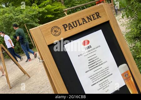 München, Deutschland. Juni 2021. Eröffnung der Gastronomie im Freien in Bayern herrscht Personalmangel, Arbeitsplätze werden angeboten, Mitarbeiter werden dringend gesucht. Teilzeit, Mini-Job, Jobs, Informationsschild vor dem Biergarten des Seehaus im Englischen Garten am Kleinhesseloher See in München, Gäste, Besucher. Englischer Biergarten in München, Quelle: dpa/Alamy Live News Stockfoto