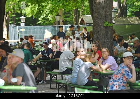 München, Deutschland. Juni 2021. Eröffnung des Outdoor-Catering in Bayern. Gut besuchter Biergarten am Chinesischen Turm im Englischen Garten in München, Gäste, Besucher. Kredit: dpa/Alamy Live Nachrichten Stockfoto