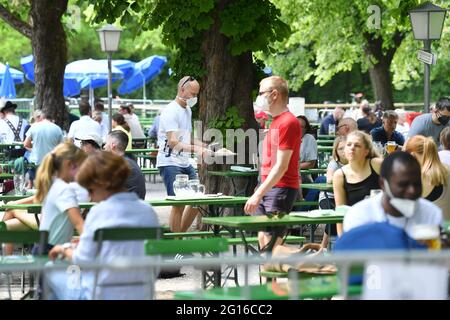 München, Deutschland. Juni 2021. Eröffnung des Outdoor-Catering in Bayern. Gut besuchter Biergarten am Chinesischen Turm im Englischen Garten in München, Gäste, Besucher. Kredit: dpa/Alamy Live Nachrichten Stockfoto