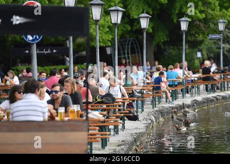 München, Deutschland. Juni 2021. Eröffnung des Outdoor-Catering in Bayern. Gut besuchter Biergarten vom Seehaus im Englischen Garten am Kleinhesseloher See in München, Gäste, Besucher. Englischer Garten Biergarten in München, Gäste, Besucher. Kredit: dpa/Alamy Live Nachrichten Stockfoto