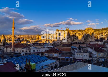 Göreme, Türkei - 16. August 2021 - wunderschöne Panorama-Sonnenuntergangsansicht von Hotels und Restaurants, die bei Sonnenuntergang in den typischen Kappadokien-Feenkamin eingebaut sind Stockfoto