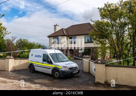 Innishannon. West Cork, Irland. Juni 2021. Eine Frau in den 60ern befindet sich im Krankenhaus in einem kritischen Zustand, nachdem sie gestern von einem Familienmitglied erstochen wurde. Ein Mann in den Dreißigern wurde verhaftet und wird derzeit am Bahnhof Bandon Garda festgehalten. Das Haus, in dem sich der Vorfall ereignete, ist heute abgekapselt und wartet auf eine technische Prüfung am Garda. Quelle: AG News/Alamy Live News Stockfoto