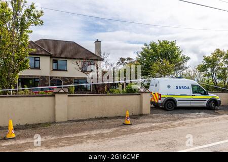 Innishannon. West Cork, Irland. Juni 2021. Eine Frau in den 60ern befindet sich im Krankenhaus in einem kritischen Zustand, nachdem sie gestern von einem Familienmitglied erstochen wurde. Ein Mann in den Dreißigern wurde verhaftet und wird derzeit am Bahnhof Bandon Garda festgehalten. Das Haus, in dem sich der Vorfall ereignete, ist heute abgekapselt und wartet auf eine technische Prüfung am Garda. Quelle: AG News/Alamy Live News Stockfoto