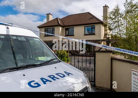 Innishannon. West Cork, Irland. Juni 2021. Eine Frau in den 60ern befindet sich im Krankenhaus in einem kritischen Zustand, nachdem sie gestern von einem Familienmitglied erstochen wurde. Ein Mann in den Dreißigern wurde verhaftet und wird derzeit am Bahnhof Bandon Garda festgehalten. Das Haus, in dem sich der Vorfall ereignete, ist heute abgekapselt und wartet auf eine technische Prüfung am Garda. Quelle: AG News/Alamy Live News Stockfoto