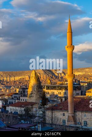 Göreme, Türkei - 16. August 2021 - wunderschöne Panorama-Sonnenuntergangsansicht von Hotels und Restaurants, die bei Sonnenuntergang in den typischen Kappadokien-Feenkamin eingebaut sind Stockfoto