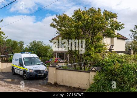 Innishannon. West Cork, Irland. Juni 2021. Eine Frau in den 60ern befindet sich im Krankenhaus in einem kritischen Zustand, nachdem sie gestern von einem Familienmitglied erstochen wurde. Ein Mann in den Dreißigern wurde verhaftet und wird derzeit am Bahnhof Bandon Garda festgehalten. Das Haus, in dem sich der Vorfall ereignete, ist heute abgekapselt und wartet auf eine technische Prüfung am Garda. Quelle: AG News/Alamy Live News Stockfoto