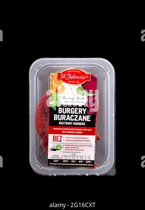 Verpackung und Inhalt von Beetroot Burger U Jedrusia ohne Gemüse auf schwarzem Hintergrund Stockfoto