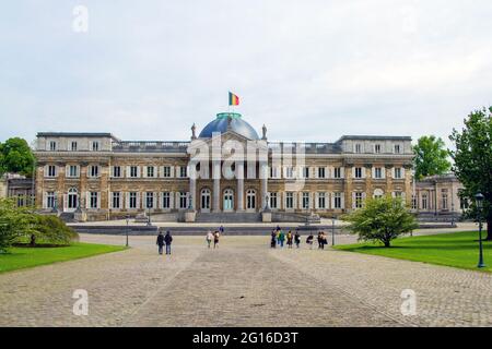 Brüssel, Belgien, 28. Mai 2021. Das Schloss Laeken ist der Wohnsitz des belgischen Herrschers und seiner Familie. Stockfoto