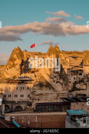 Göreme, Türkei - 16. März 2021 - Hotels und Restaurants, die bei Sonnenuntergang in den typischen Kappadokien-Feenkamin eingebaut sind Stockfoto