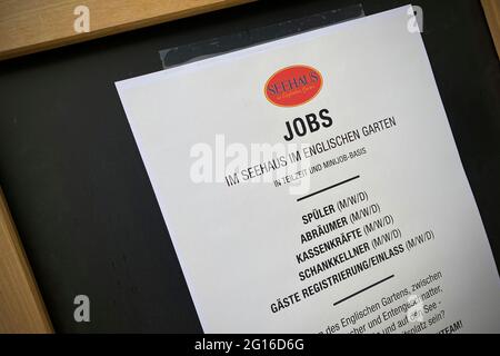 München, Deutschland. Juni 2021. Eröffnung der Gastronomie im Freien in Bayern herrscht Personalmangel, Arbeitsplätze werden angeboten, Mitarbeiter werden dringend gesucht. Teilzeit, Mini-Job, Jobs, Informationsschild vor dem Biergarten des Seehaus im Englischen Garten am Kleinhesseloher See in München, Gäste, Besucher. Englischer Biergarten in München, Quelle: dpa/Alamy Live News Stockfoto