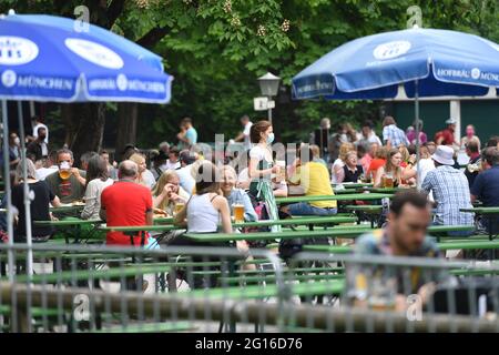 München, Deutschland. Juni 2021. Eröffnung des Outdoor-Catering in Bayern. Gut besuchter Biergarten am Chinesischen Turm im Englischen Garten in München, Gäste, Besucher. Kredit: dpa/Alamy Live Nachrichten Stockfoto